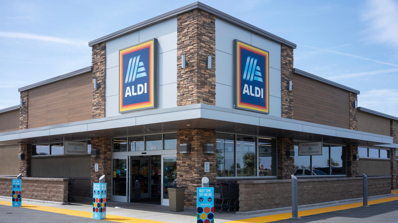 Aldi grocery store exterior