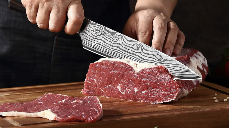 Sunnecko 8-inch chef knife slicing through meat