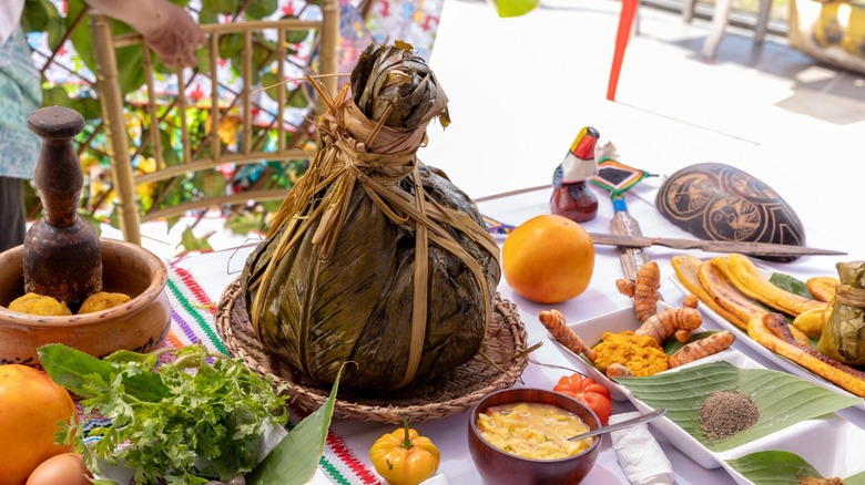 A Juane de gallina on a table with many condiments and toppings