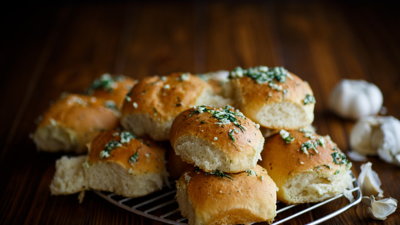 Hawaiian rolls with herbs and garlic