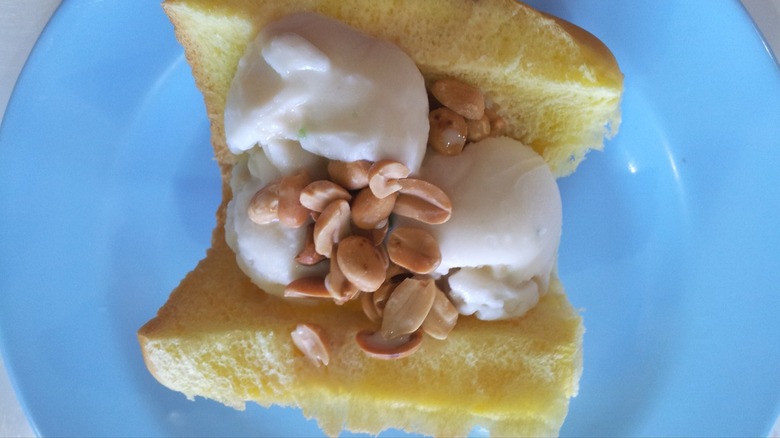 Hawaiian roll with ice cream