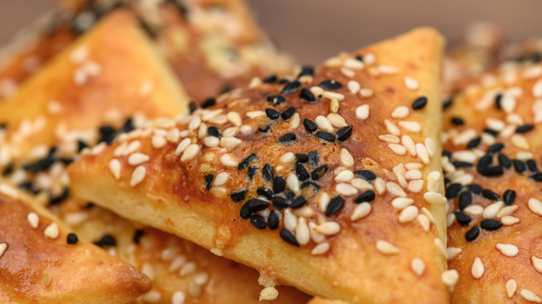 Crackers with savory seasonings