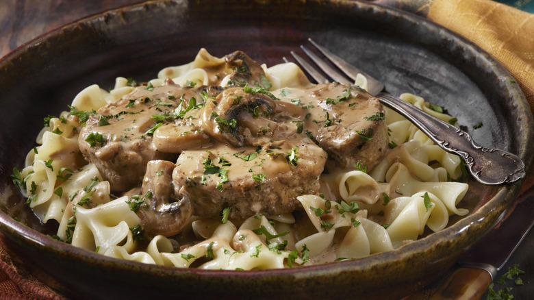 Roast beef with egg noodles and seasoning