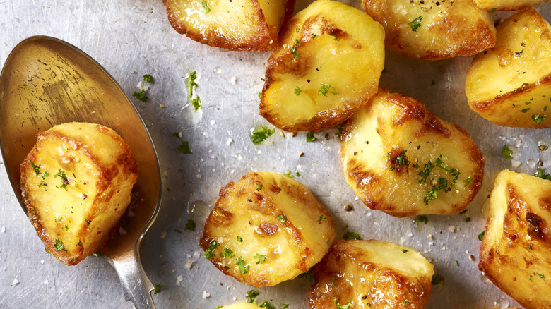 Crispy roasted potatoes with herbs