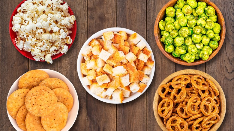 Salad with croutons and vegetables