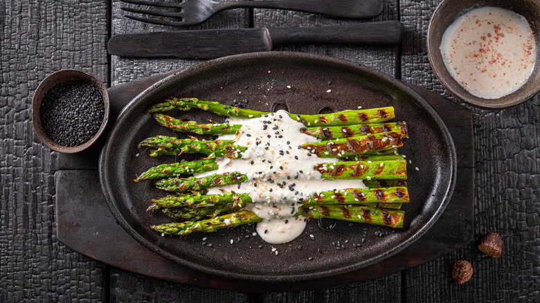 Roasted asparagus in sauce