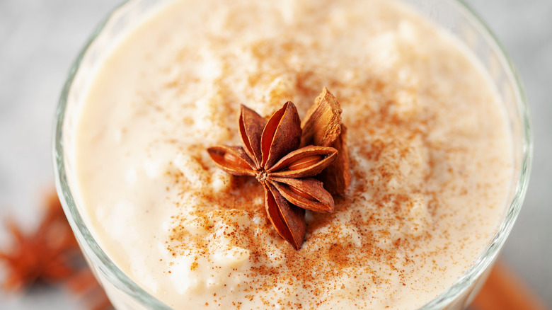 Arroz con leche in a dish