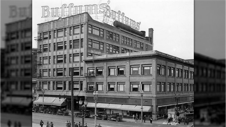 Old black and white photo of the exterior of Buffums' flagship store in Long Beach, CA.