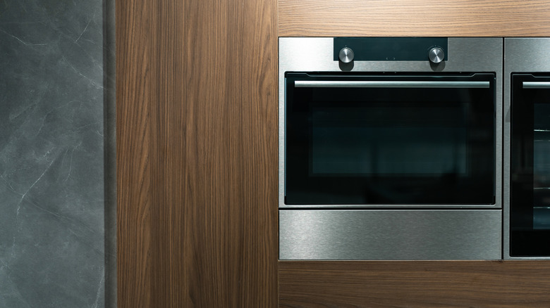 Panel-heady kitchen oven in wall