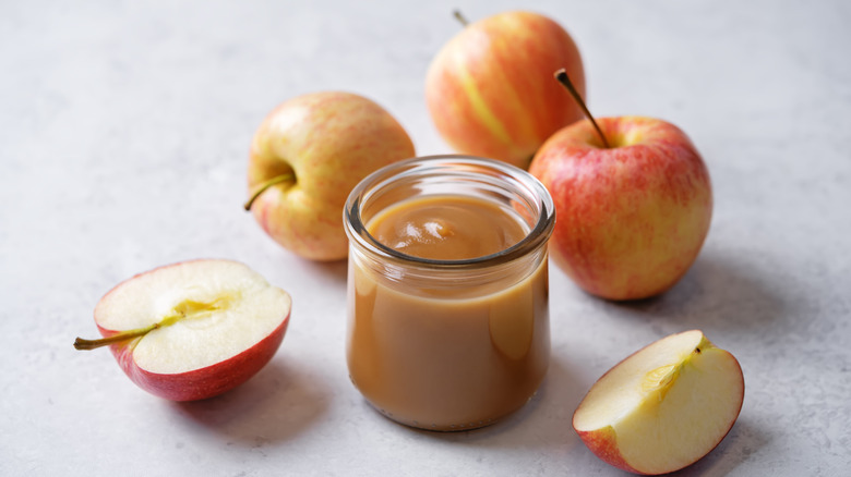 Applesauce in a jar with fresh apples