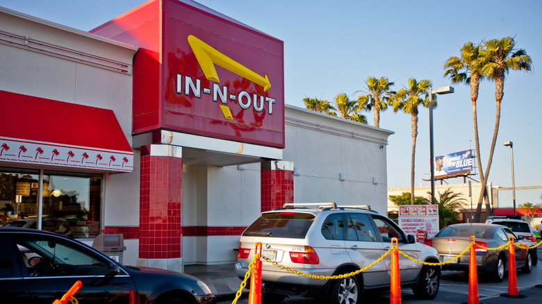 In-N-Out drive thru line