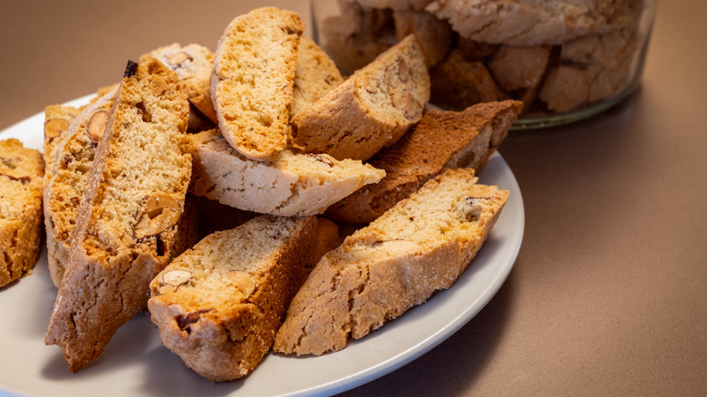 plate of biscotti cookies