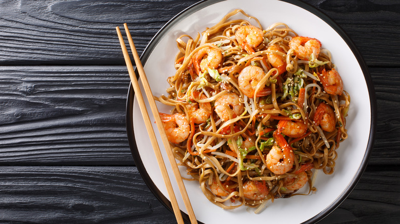 Shimp chow mein with vegetables