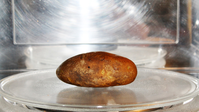 Baking a potato in a microwave