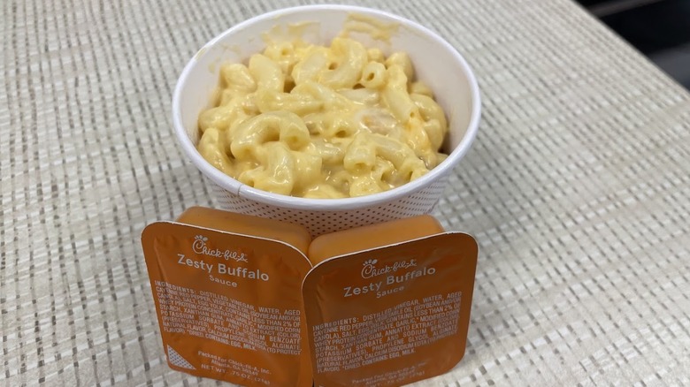 Mac and cheese with Buffalo sauce cups