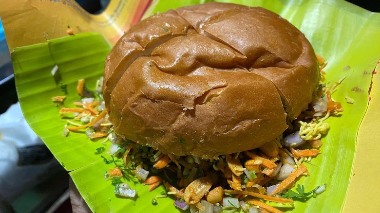 A bun nippat masala sandwich on a banana leaf