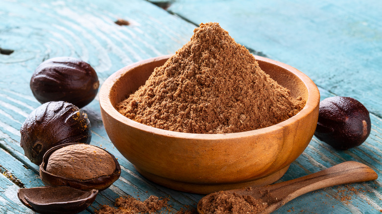 Whole and powdered nutmeg on a table