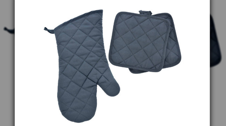 Grey oven mitt and pot holder
