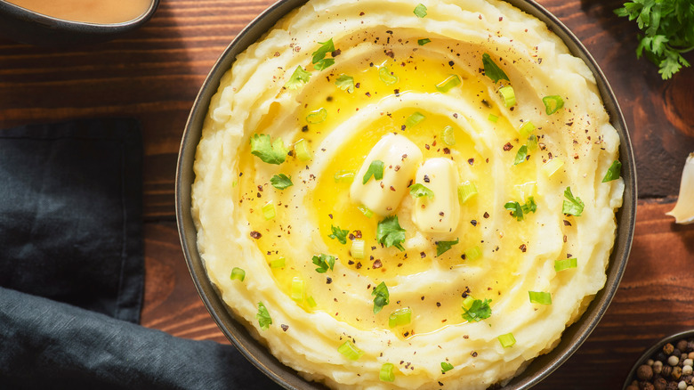 Instant mashed potatoes with butter