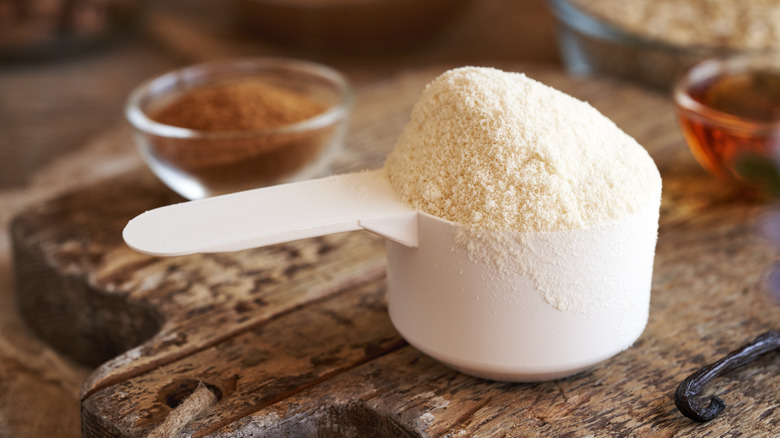 Measuring dry ingredients in a measuring cup