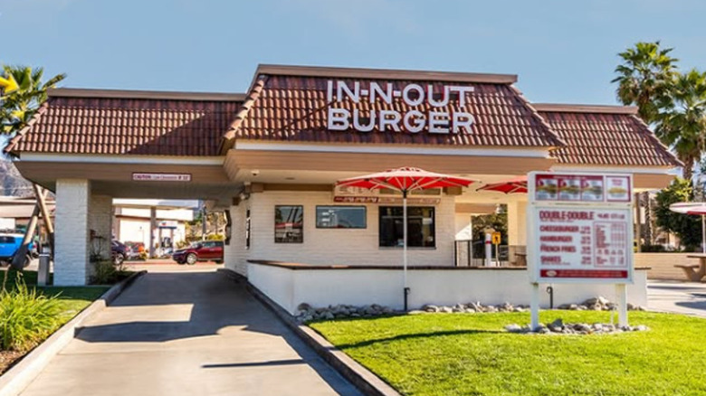 The front facade of an In-N-Out drive-thru