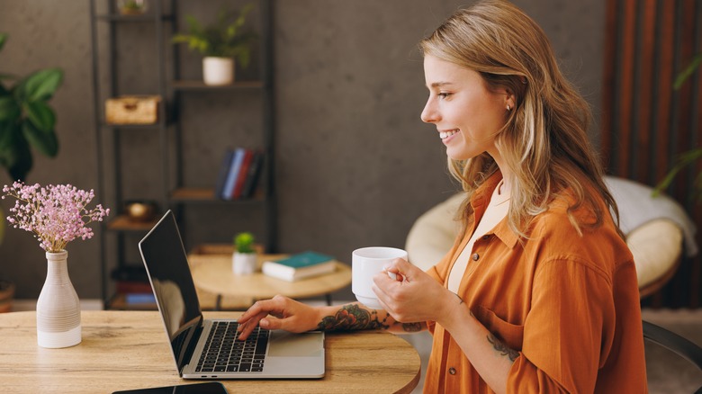 Person typing at a coffee shop