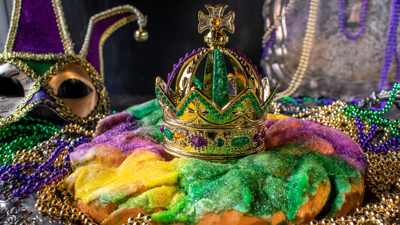 King cake with mardi gras rings