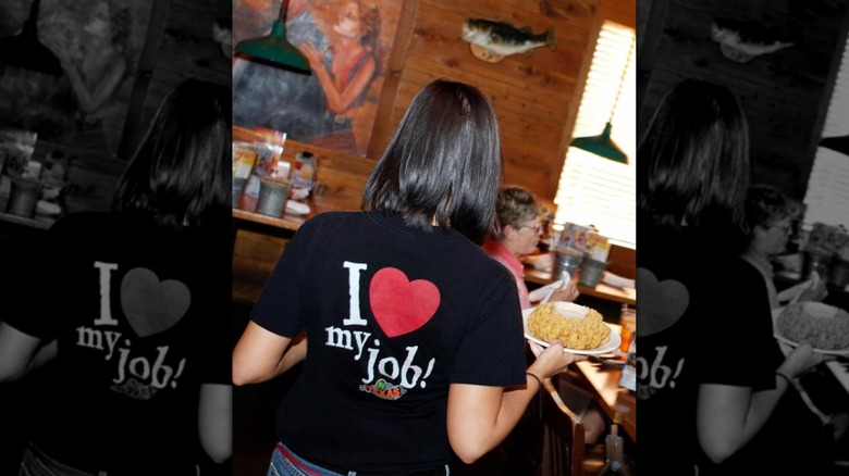 Texas Roadhouse employee wearing "I heart my job" shirt