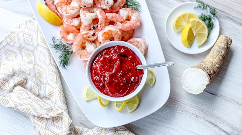 Lingonberry sauce with shrimp and lemons
