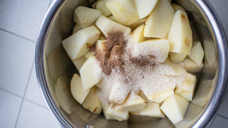 Apples with sugar and cinnamon