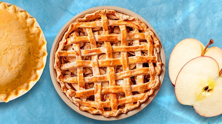 apple pie and apple slices