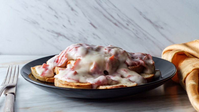 Chipped beef on a blue plate