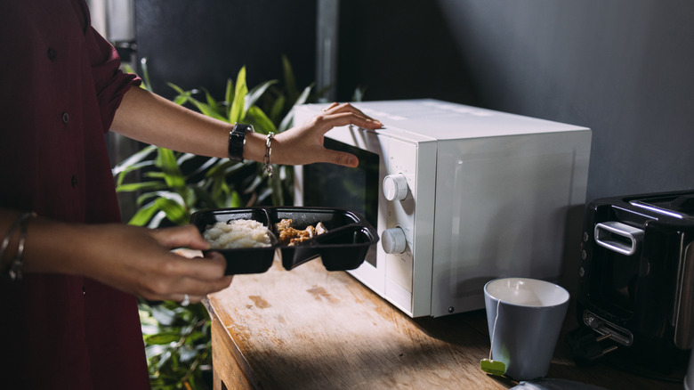 Plastic food container and microwave