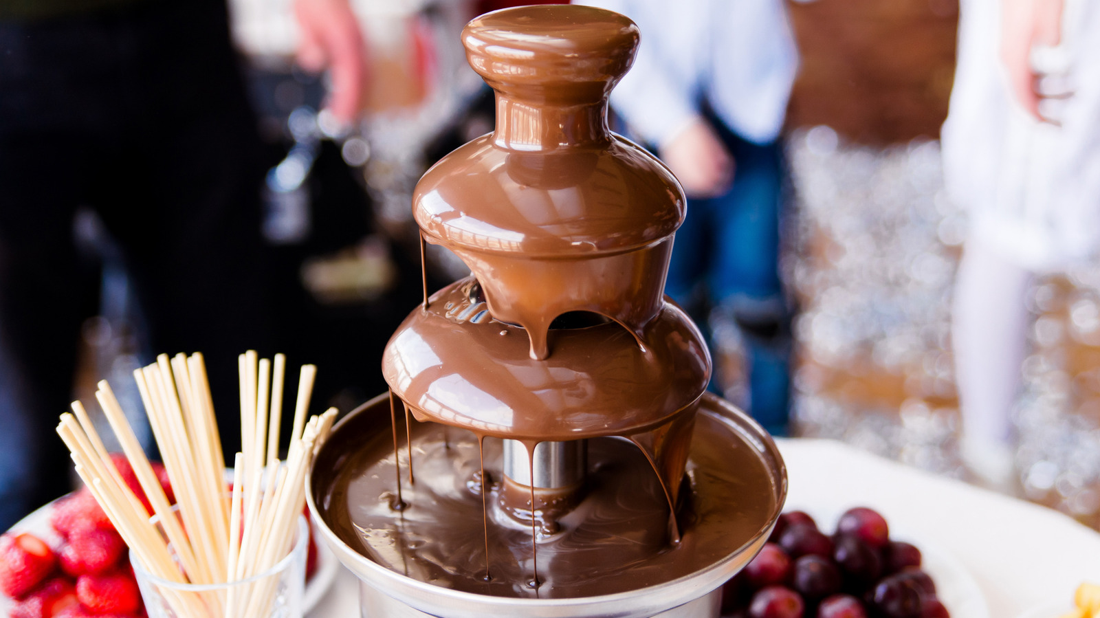 How Much Chocolate Do You Need for Chocolate Fountain: Ultimate Guide