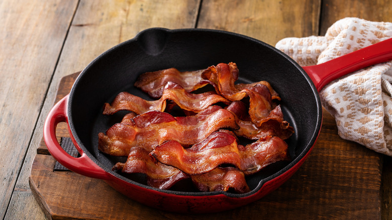 A cast iron skillet with bacon