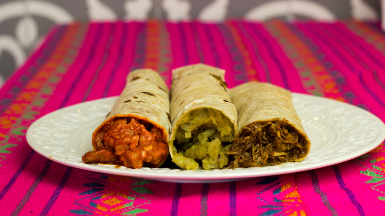 Three tacos de guisado on aplate