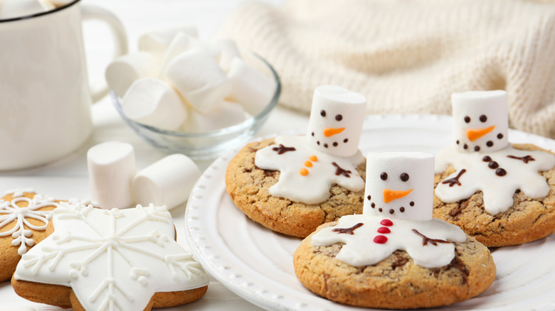 Snowmen cookies with marshmallows