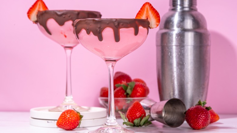 Strawberry cocktails with chocolate rims