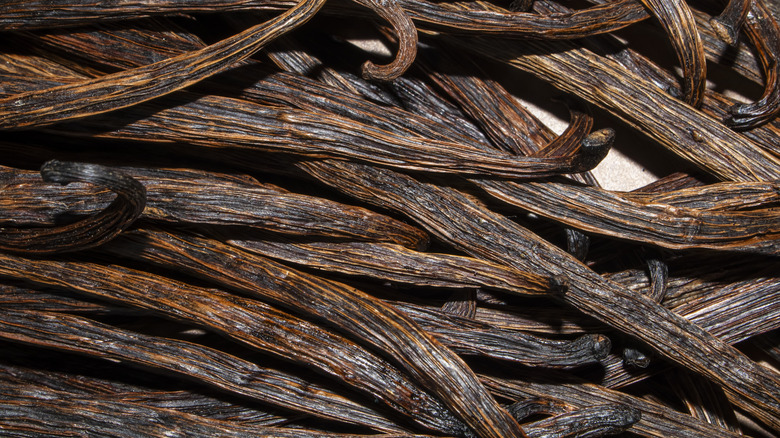 pile of vanilla beans
