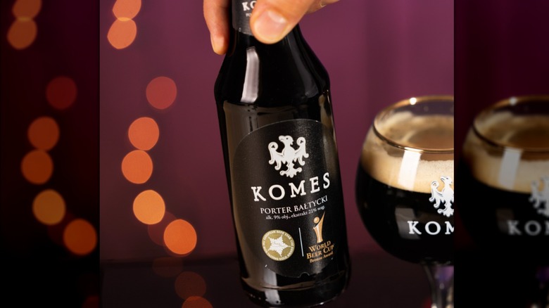 A bottle and glass of Komes Baltic Porter on a table.