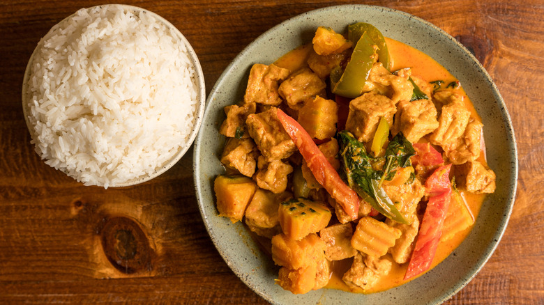 A plate of Gang ped faktong curry with a bowl of rice