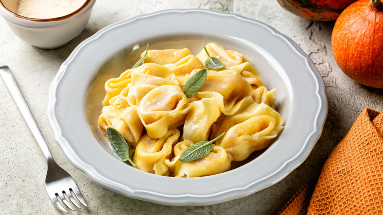 A bowl of tortelli di zucca