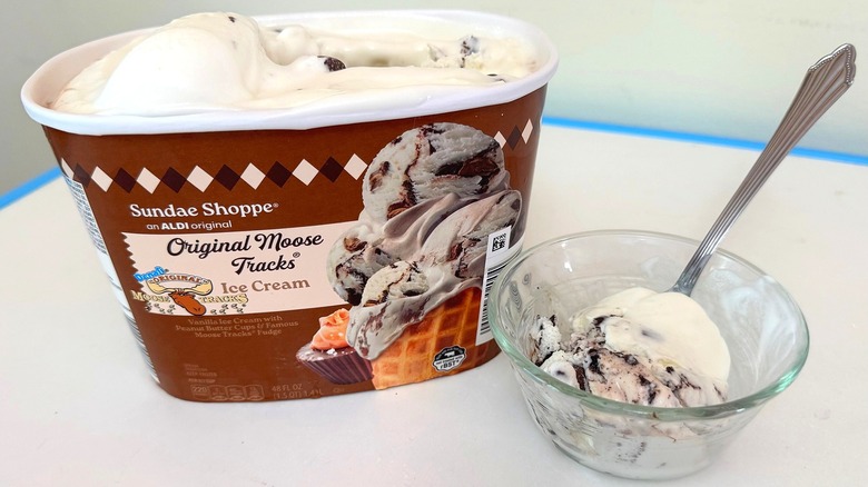 Tub of Sundae Shoppe Original Moose Tracks beside small filled bowl