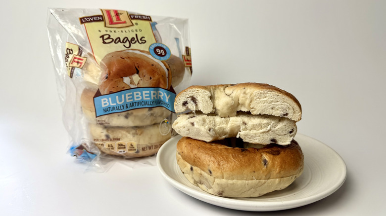 L'oven Fresh Blueberry Bagels, both on a plate and in the original packaging