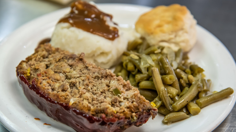 Meatloaf with green beans and potatoes