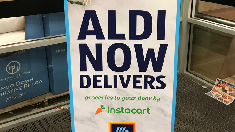 Sign in front of Aldi stating Aldi delivers via Instacart