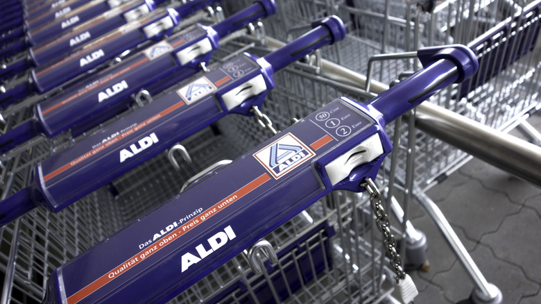 Aldi shopping carts with coin slots and instructions in German
