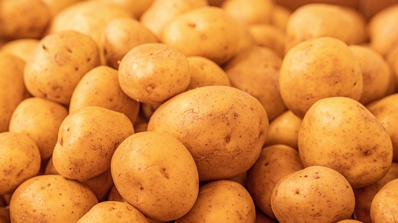 A large pile of potatoes