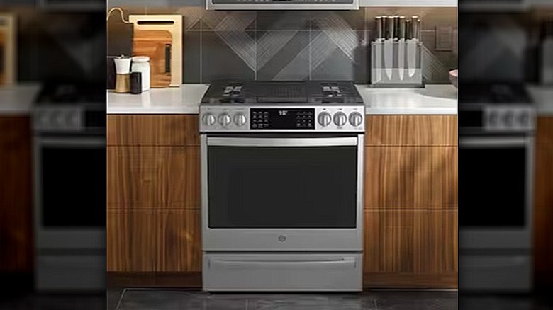 GE gas range with digital display