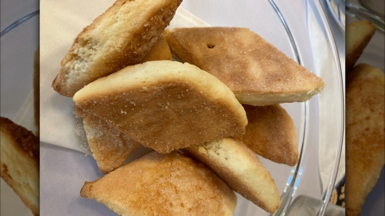 Ammonia cookies in bowl